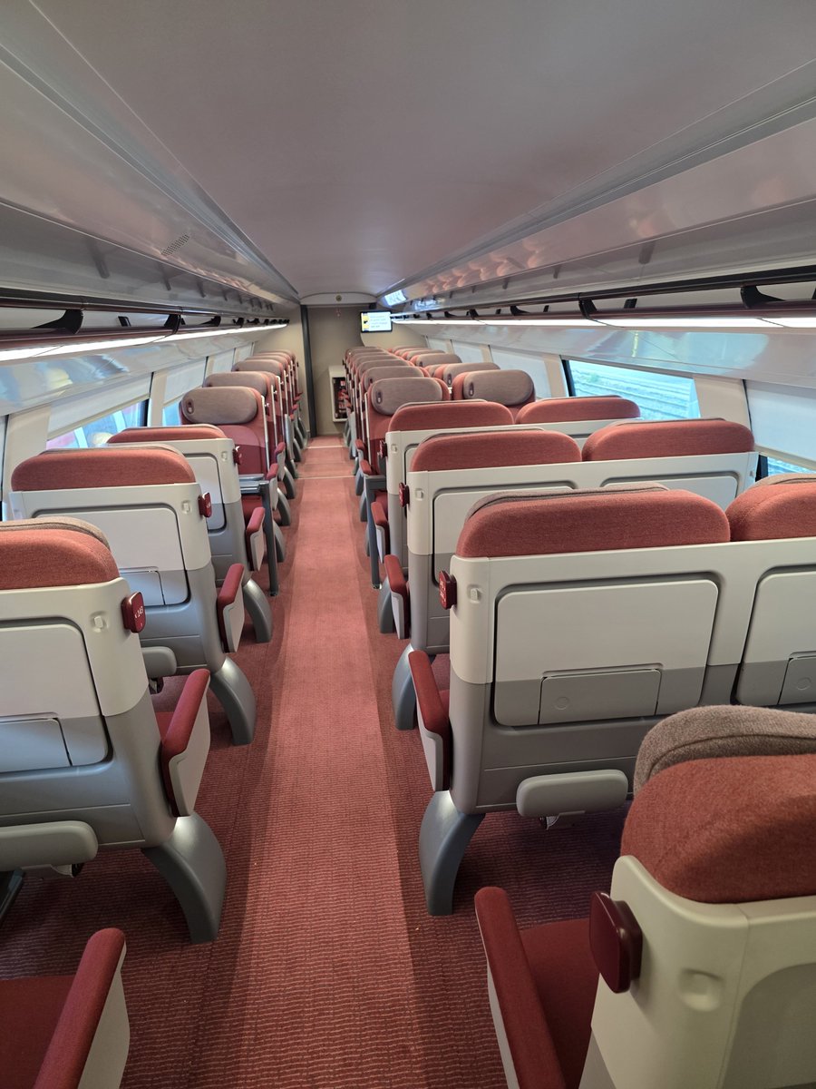 Trainhost's tweet photo. J'ai eu le privilège hier de visiter le nouveau #TGVM à Lyon perrache et je souhaitais vous faire partager quelques photos du nouveau #TGV qui sera mis en fonction l’année prochaine 😉 #SNCF @SNCFVoyageurs @GroupeSNCF #design https://t.co/scO4j6JkQi