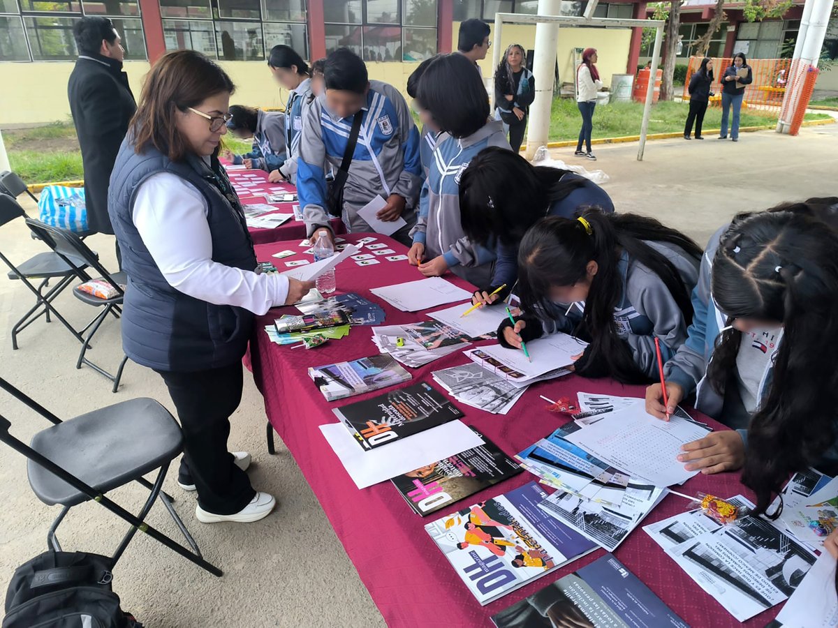 CODHEM's tweet photo. 🎒🏫 La #CODHEM participó en la Jornada de la Paz realizada en la Escuela Secundaria Oficial No. 923 "Leonardo Da Vinci", en #Chicoloapan, donde acercó información y orientación sobre #DerechosHumanos a estudiantes, docentes, madres, padres de familia y comunidad en general. https://t.co/45z54R2Vax