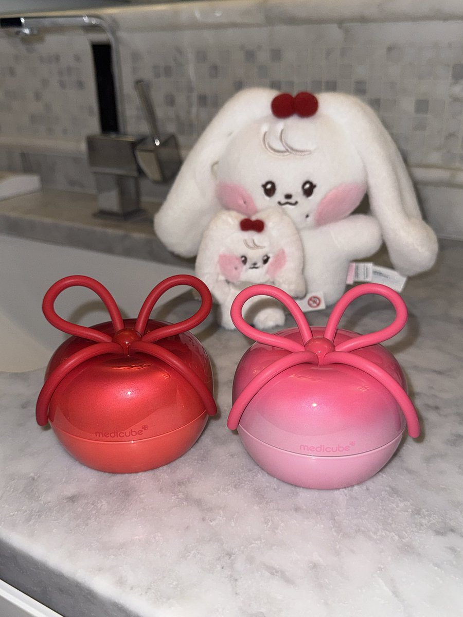 forwonycherini's tweet photo. 4 cherries in these pics 🍒🍒🍒🍒 (im just too excited and had to have a photoshot) 🎀🎀 https://t.co/M9Tp4geIkM