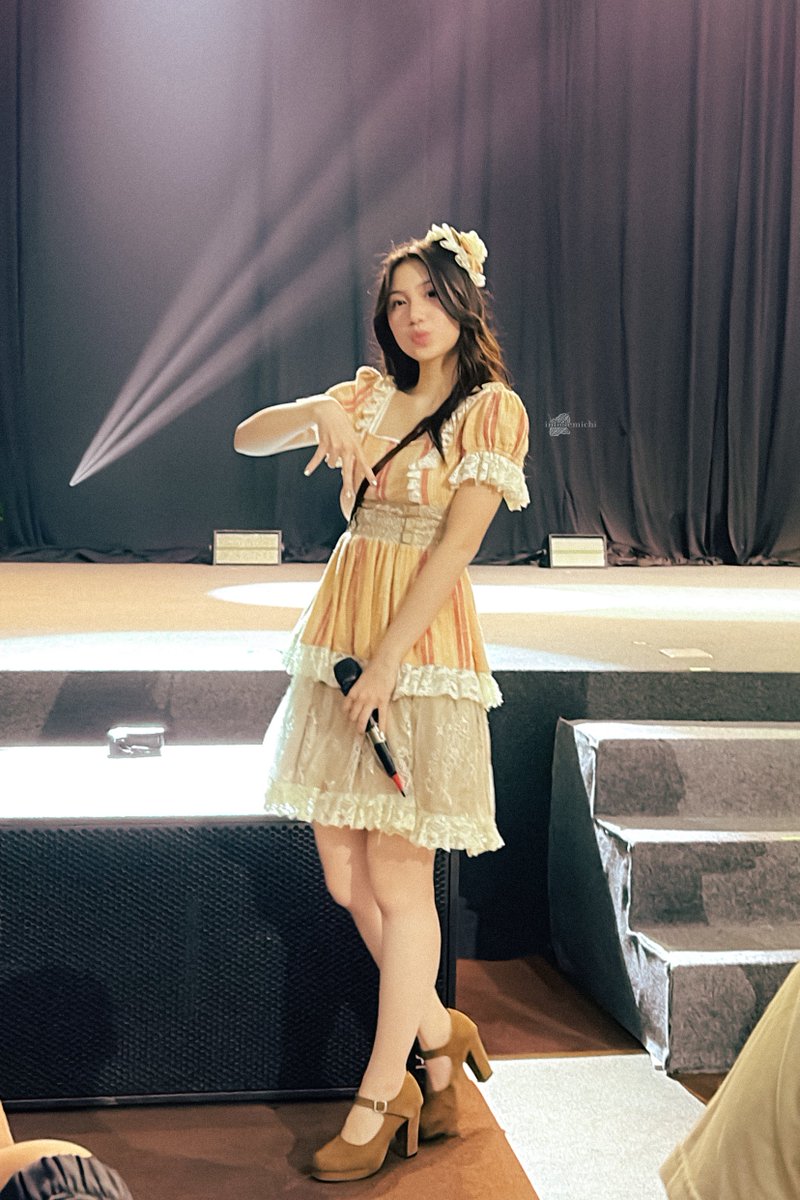 InfoDemichi's tweet photo. THANK YOU tiga hari di Yogyakartanya, 'GRATS for your first Teater Sementara di JKT48 🧡💜

#StageOfLove
#JKT48TheaterSementaraDIY 

📸: @Michie_JKT48 https://t.co/UFMjWrbfCT