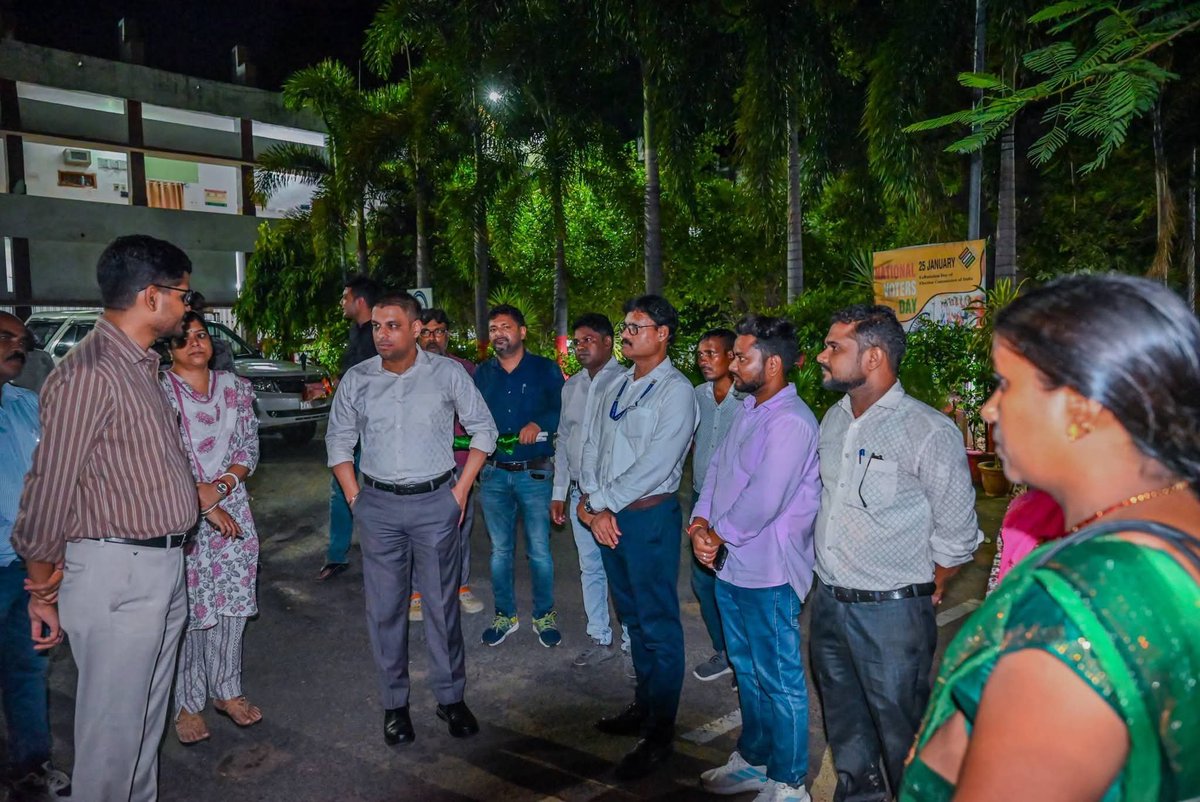 DCDeoghar's tweet photo. जिले से 01 टन आम्रपाली आम की खेप को हरी झंडी दिखाकर अंतरराष्ट्रीय बाजार (दुबई) के लिए रवाना किया। इस दौरान सभी के सामुहिक प्रयास की सराहना की क्योकि यह पहला अवसर है जब दीदियों और महिला किसानों के उत्पाद वैश्विक बाजार में उपलब्ध होगा।
@HemantSorenJMM @JharkhandCMO @onlineJSLPS https://t.co/RiFdLWKZlI