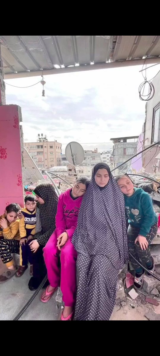 unknown_6789101's tweet photo. What surprises me is that  in extreme hot , these Palestinian women wear their  hijabs and rarely complain . Even though they don't have any fans or air conditioner.#1000DaysToAlAqsaFlood https://t.co/F2otQWp18I