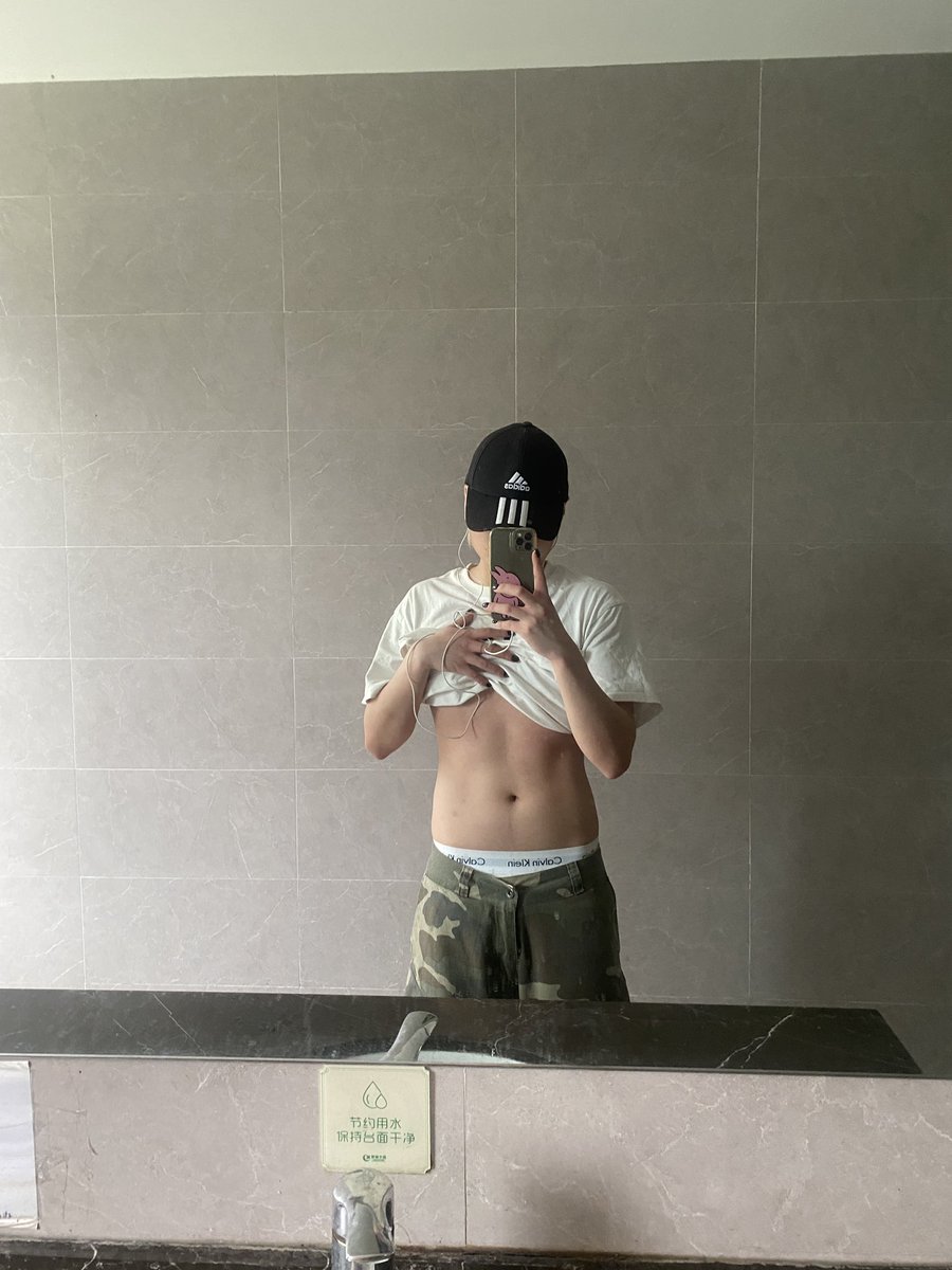 yuwu12_'s tweet photo. 很臭屁的一个小女生 #女同 #les #t https://t.co/L6ZyNezbRA