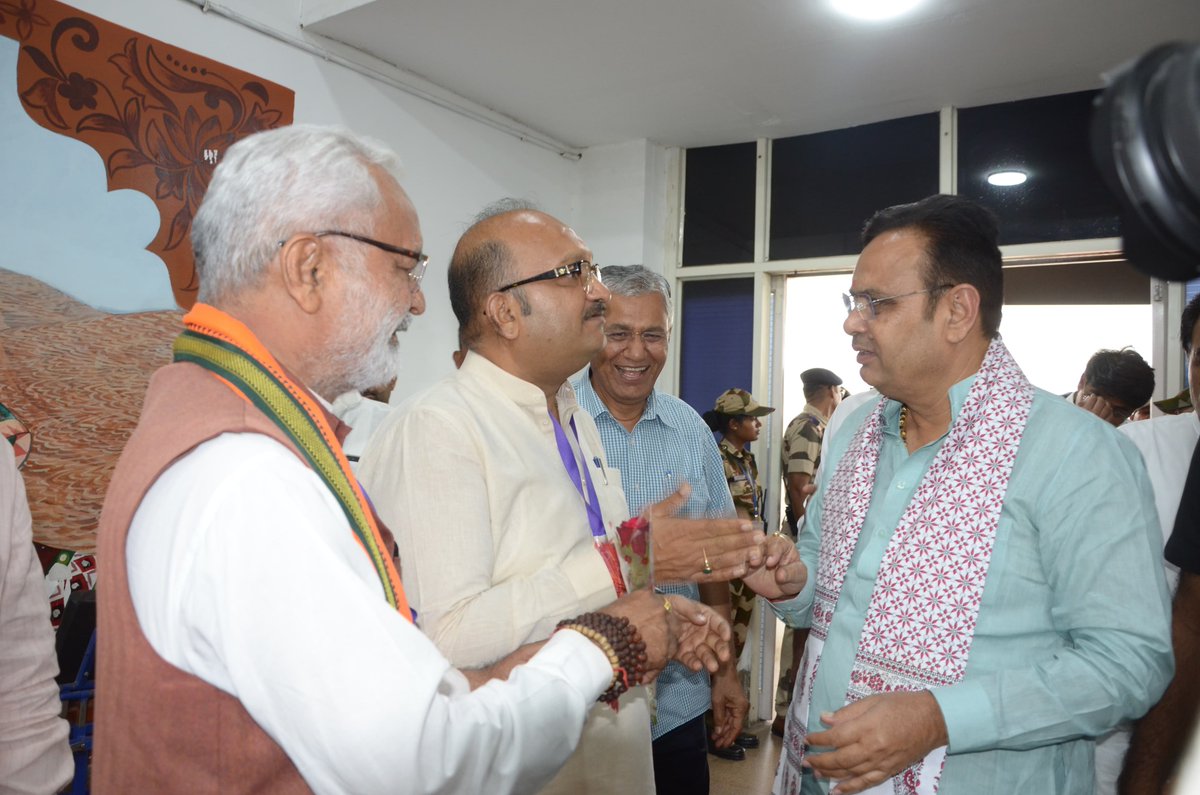 JS_Bishnoi's tweet photo. आज जोधपुर एयरपोर्ट पर राजस्थान के लोकप्रिय मुख्य मंत्री श्री भजनलाल जी शर्मा साहब का अभिनंदन किया। देश के लोकप्रिय प्रधान मंत्री जी  के प्रस्तावित दौरे से नवनिर्मित एयरपोर्ट भवन का निरिक्षण किया। https://t.co/0LxlfEk92L