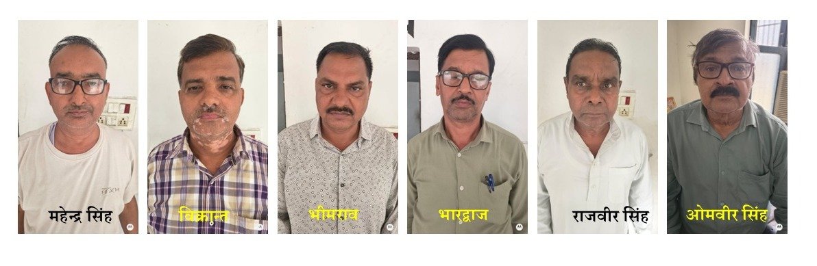 Sachingupta's tweet photo. यूपी : संभल में करीब 1100 बीघा गंगा खादर की जमीन के फर्जी पट्टे कर दिए गए। पूर्व SDM सहित छह लोग गिरफ्तार हुए हैं। यह मामला करीब 2017 का है।

1. ओमवीर (तत्कालीन SDM, सेवानिवृत्त एवं बर्खास्त )
2. ⁠राजवीर (तत्कालीन राजस्व निरीक्षक, सेवानिवृत्त)
3. ⁠जय भारद्वाज (जिला शासकीय अधिवक्ता, राजस्व)
4. ⁠महेंद्र (तत्कालीन सहायक चकबंदी अधिकारी, सेवानिवृत्त)
5. ⁠विक्रांत कुमार( तत्कालीन ग्राम प्रधान)
6. ⁠भीमराव (चकबंदी लेखपाल)