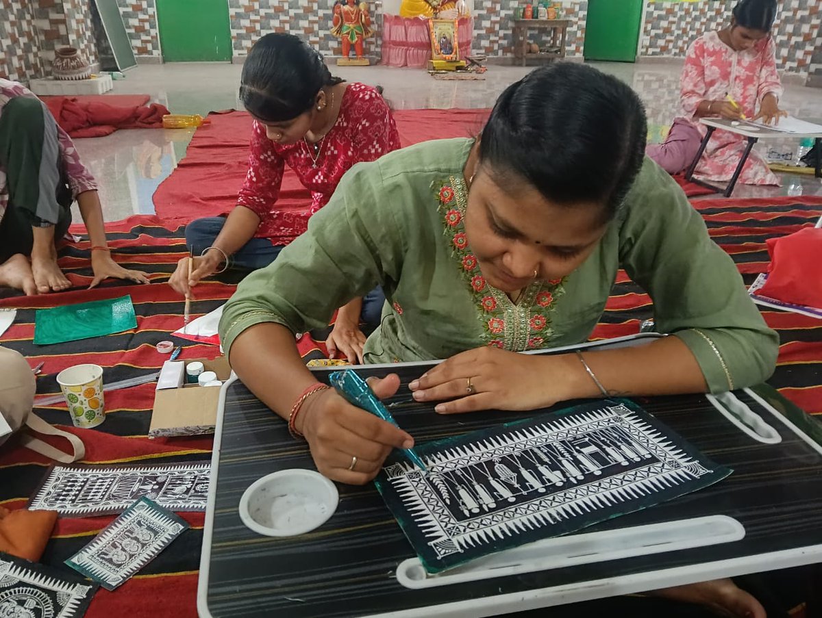 dm_jharsuguda's tweet photo. ଝାରସୁଗୁଡ଼ା ଜିଲ୍ଲାପାଳ କୋଲାବିରା ବ୍ଲକ ସିରିଆପାଲି ଗ୍ରାମର 'ବେଦକଳା ଆର୍ଟ ଆଣ୍ଡ କ୍ରାଫ୍ଟ ପ୍ରଡ୍ୟୁସର ଗ୍ରୁପ୍' ଦ୍ୱାରା ପ୍ରସ୍ତୁତ ପାରମ୍ପରିକ ସୌରା କଳାକୃତିକୁ ଉଚ୍ଚ ପ୍ରଶଂସା କରିଛନ୍ତି। ଓଡ଼ିଶା ଜୀବିକା ମିଶନ (OLM) ଏବଂ ଫାଷ୍ଟସୂତ୍ର ଫାଉଣ୍ଡେସନର ମିଳିତ ସହଯୋଗରେ ପରିଚାଳିତ ଏହି ଗୋଷ୍ଠୀ ଗ୍ରାମୀଣ ମହିଳାମାନଙ୍କୁ ସଶକ୍ତ କରୁଛି https://t.co/CjQiFCtVK2