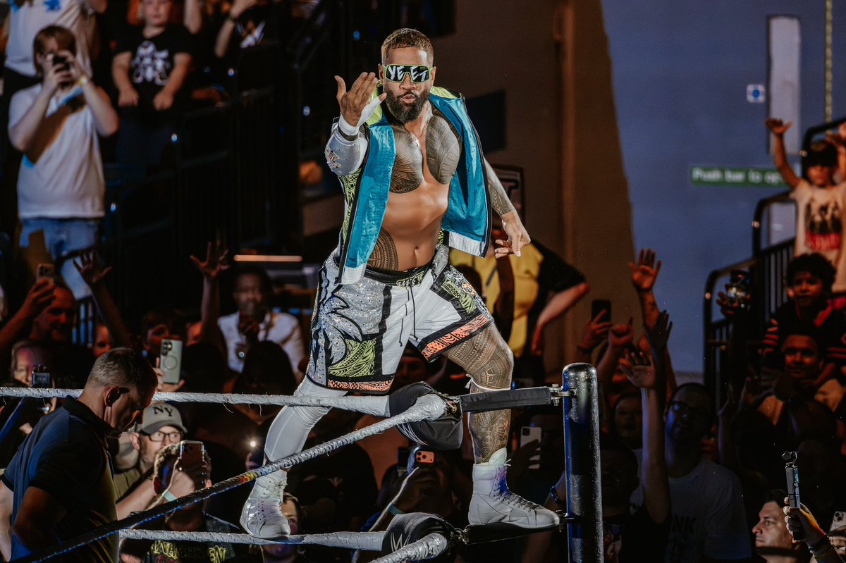theusotwinzcom's tweet photo. 📸: scottantcliffephoto IG

WWE Live in Sheffield https://t.co/08tReSjjur