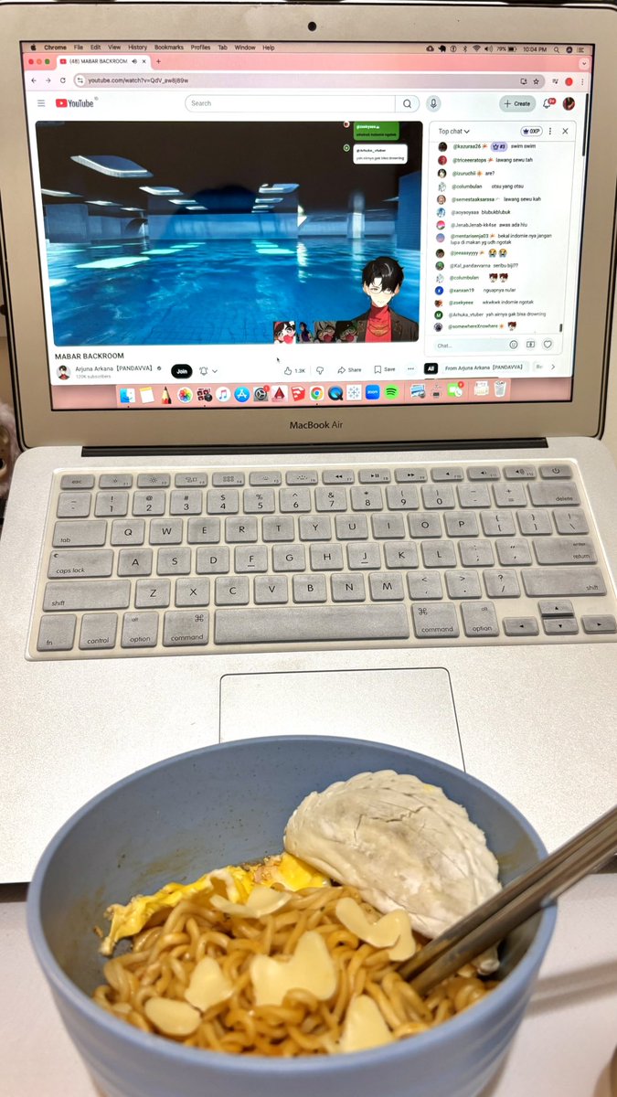 impulsivechick's tweet photo. habis beres-beres, rewardnya nyoba makeup baru sama nonton mabar kakak-kakak sambil makan samyang dan cireng, met mam! https://t.co/Opezq7uOme