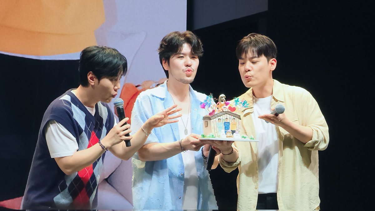 lapoem_gam2's tweet photo. 오늘 정말정말 행복했다 🥰
라포엠 6주년 축하해 ♥️ https://t.co/kfPWhVmmqd