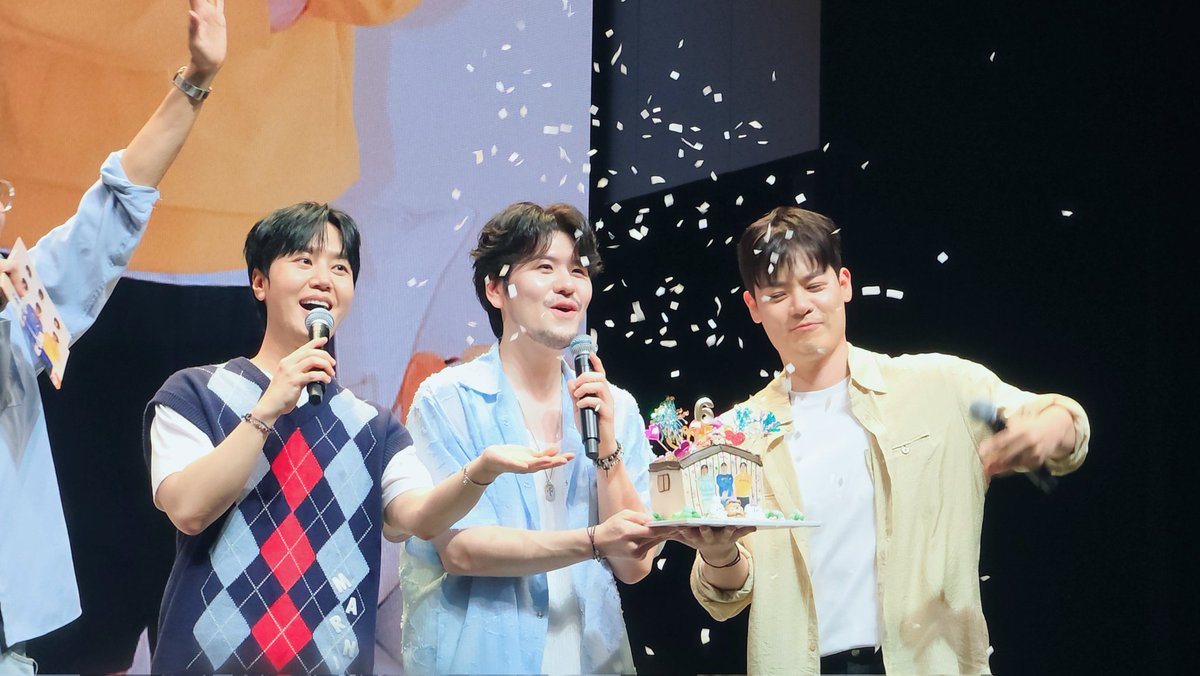 lapoem_gam2's tweet photo. 오늘 정말정말 행복했다 🥰
라포엠 6주년 축하해 ♥️ https://t.co/kfPWhVmmqd