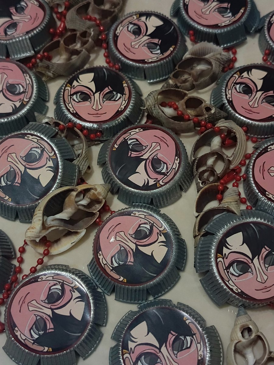 destenneh's tweet photo. Yg ke brodi aku bawa fribis🥳 Ngikutin tema ultah juned yang diselenggarakan @PANDAVVAseasons aku bikin pin dari tutup botol plastik bekas ama kerang asli kenjeran guna memajukan umkm pantai lokal🫶

Semoga klean berkenan adopsi kerajinan tanganku nyak🫰
#SeasonOfArkana https://t.co/Uk1VW6yUHE