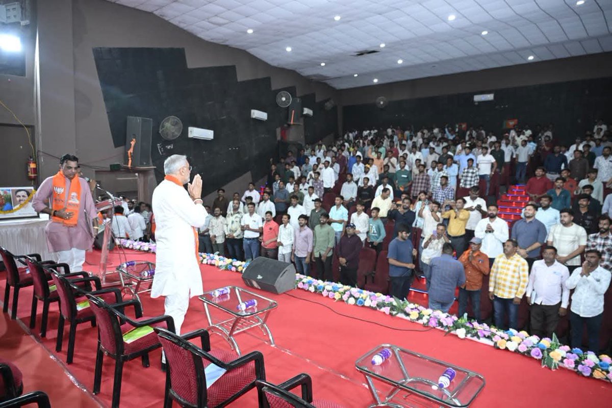 BJYM4Gujarat's tweet photo. માનનીય પ્રદેશ અધ્યક્ષશ્રી @iJagdishBJP જી એ શહેરા ખાતે 'વિકસિત ભારત યુવા સંવાદ' કાર્યક્રમમાં યુવાનો સાથે સંવાદ કર્યો. 

#One_Day_One_Assembly https://t.co/AUD3ZXBs7w
