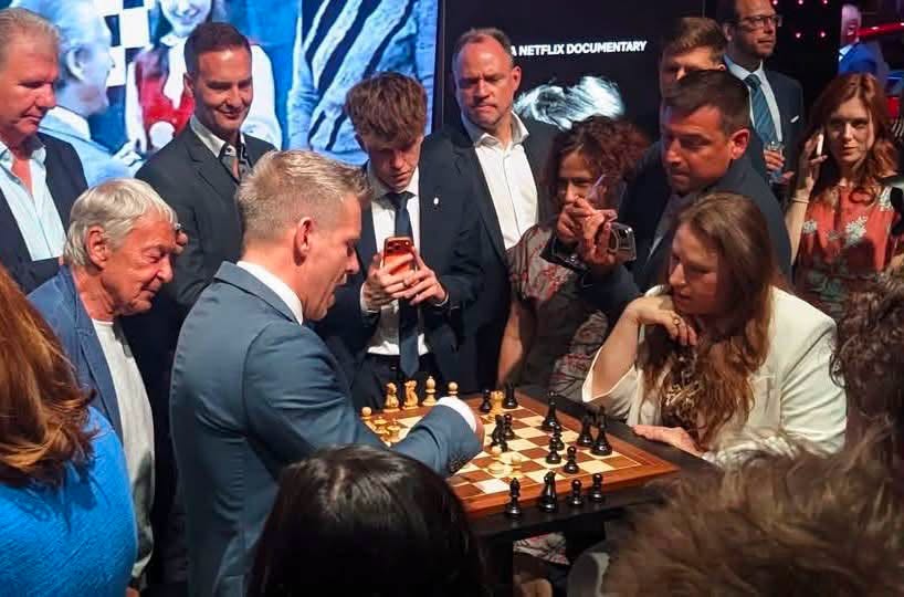 magyarpeterMP's tweet photo. The moment I realised I was about to be checkmated by Judit Polgár in just a few moves.

I like to win: in politics, in sports, and even at Ulti. Still, I didn’t have particularly high expectations when I sat down to play a game against @GMJuditPolgar, the world’s top-ranked female chess player for 27 years, with @erno_rubik by my side.

It was an incredible experience.