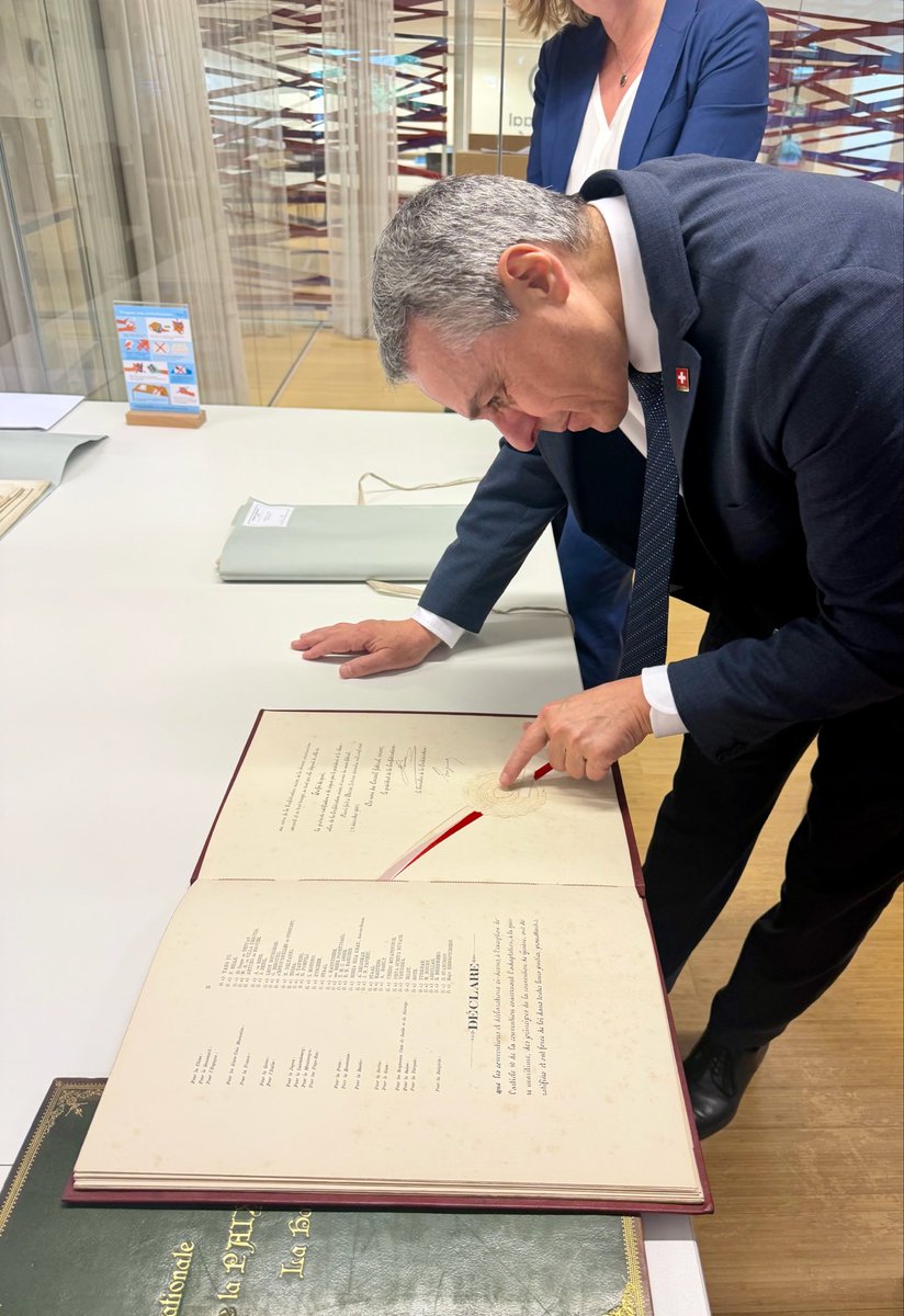ignaziocassis's tweet photo. Aux Archives nationales des Pays-Bas à La #Haye, j'ai eu le privilège de découvrir les Conventions de La Haye. Elles constituent, avec les Conventions de #Genève, le cœur du droit #international humanitaire et représentent aussi la première codification du droit de la #neutralité.