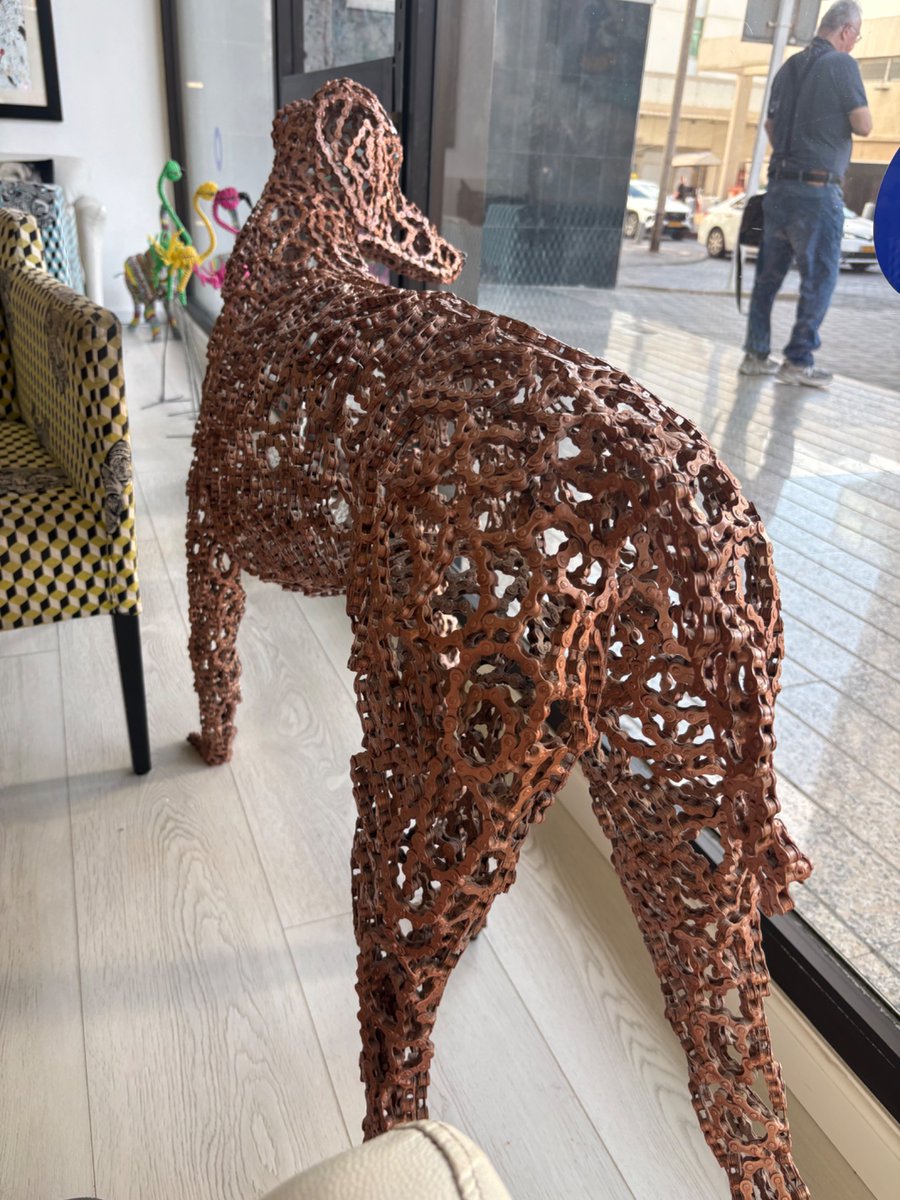 DrAHalabe2's tweet photo. Una obra de arte hecha con cadenas de bicicleta: https://t.co/Uec0hm23Zl