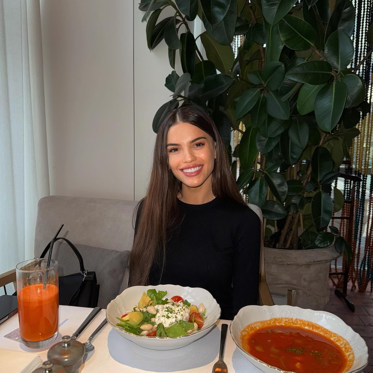 chatissa_95's tweet photo. The light by the window, the dishes on the table,
And this calm, easy smile✨🇬🇧 https://t.co/5xgLBOfk5l