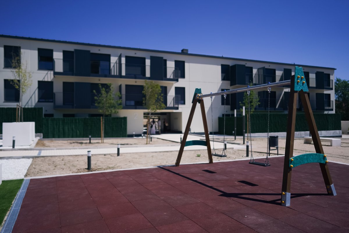 viviendaCMadrid's tweet photo. 🏠 La @ComunidadMadrid alcanza las 473 viviendas finalizadas del #PlanVIVE en #ColmenarViejo con la entrega de otras 110.

➡️ El consejero @jorgerodrigodo ha visitado junto a algunos inquilinos una de las nuevas promociones.

+Info: https://t.co/JP1YZeTPBw https://t.co/LlQfl6Z2YW