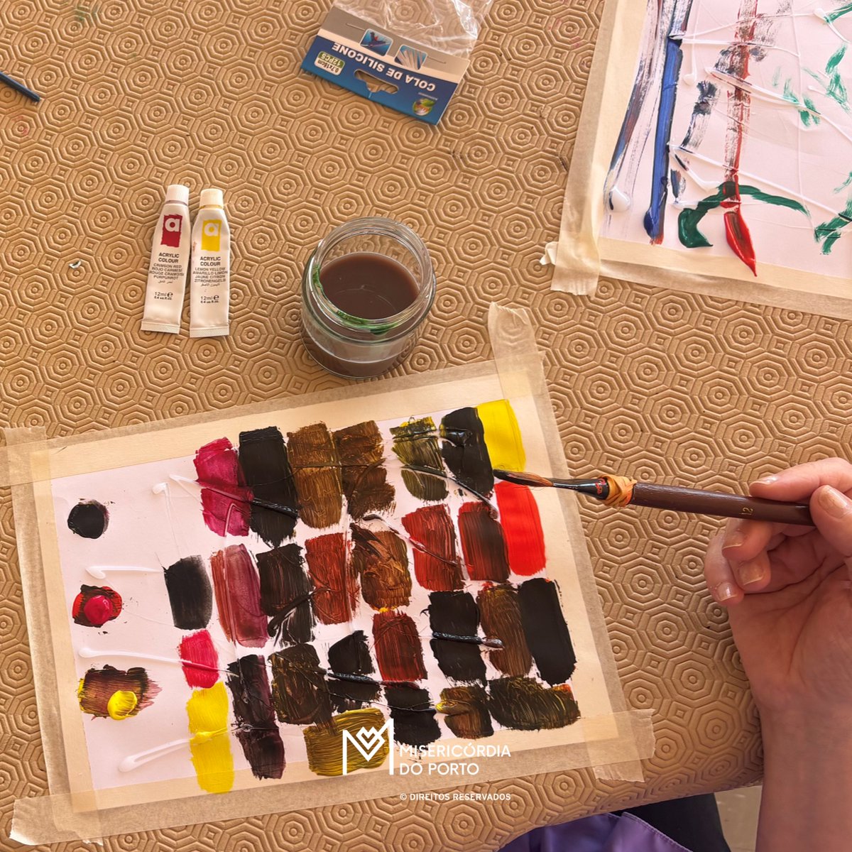 SantaCasaPorto's tweet photo. Na ERPI São Lázaro, a praia serviu de inspiração para uma sessão de arteterapia! Através da pintura abstrata, os residentes expressaram emoções, estimularam a motricidade fina e recordações. 
Saiba mais sobre os nossos artistas no nosso site 👉https://t.co/JRzO3bQ6nN❤️ 
#SCMP https://t.co/FO31jd8svP