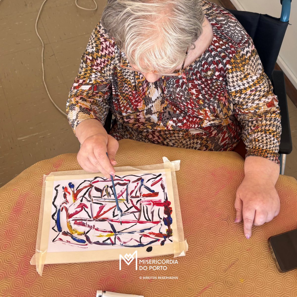 SantaCasaPorto's tweet photo. Na ERPI São Lázaro, a praia serviu de inspiração para uma sessão de arteterapia! Através da pintura abstrata, os residentes expressaram emoções, estimularam a motricidade fina e recordações. 
Saiba mais sobre os nossos artistas no nosso site 👉https://t.co/JRzO3bQ6nN❤️ 
#SCMP https://t.co/FO31jd8svP