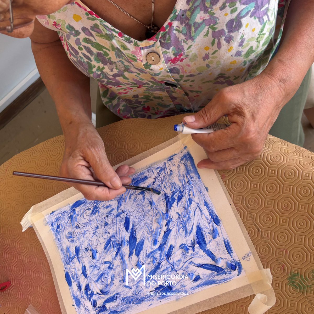 SantaCasaPorto's tweet photo. Na ERPI São Lázaro, a praia serviu de inspiração para uma sessão de arteterapia! Através da pintura abstrata, os residentes expressaram emoções, estimularam a motricidade fina e recordações. 
Saiba mais sobre os nossos artistas no nosso site 👉https://t.co/JRzO3bQ6nN❤️ 
#SCMP https://t.co/FO31jd8svP
