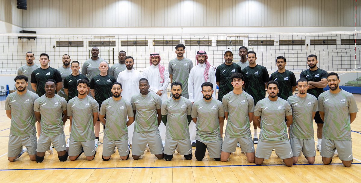 ksa_volleyball's tweet photo. بحضور ومتابعة رئيس الاتحاد السعودي للكرة الطائرة @waleed_almokbel ، والمدير التنفيذي الأستاذ فارس العتيبي، يواصل أخضر الطائرة تحضيراته في معسكره الإعدادي لبطولة غرب آسيا 🇸🇦🏐 https://t.co/W4nJvLCd0e