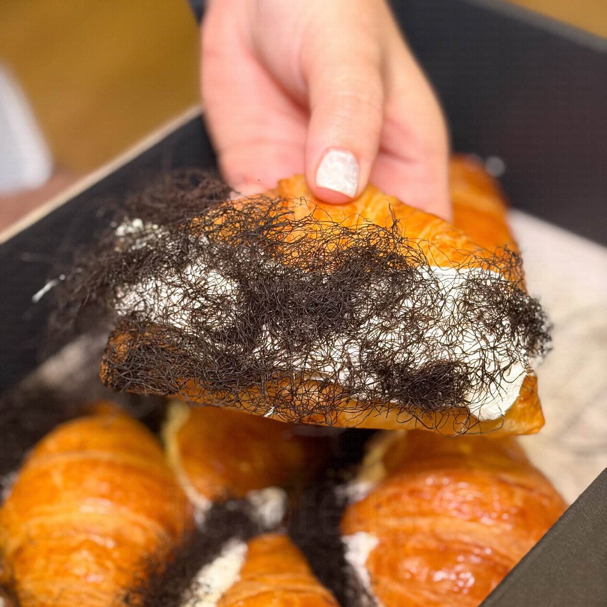 _3emeOeil's tweet photo. 🥐😂 Une boulangerie vend des "croissants aux poils pubiens"... et ils cartonnent 😭

Une boulangerie en Thaïlande fait le buzz avec une pâtisserie au nom pour le moins surprenant : le « Mor Oi Croissant », que l'on peut traduire littéralement par « croissant aux poils pubiens ».

Malgré son appellation provocatrice, il s'agit simplement d'un croissant garni d'une crème blanche, tandis que les « poils » sont réalisés à partir de lamelles d'algues.

Ça vous donne envi ?