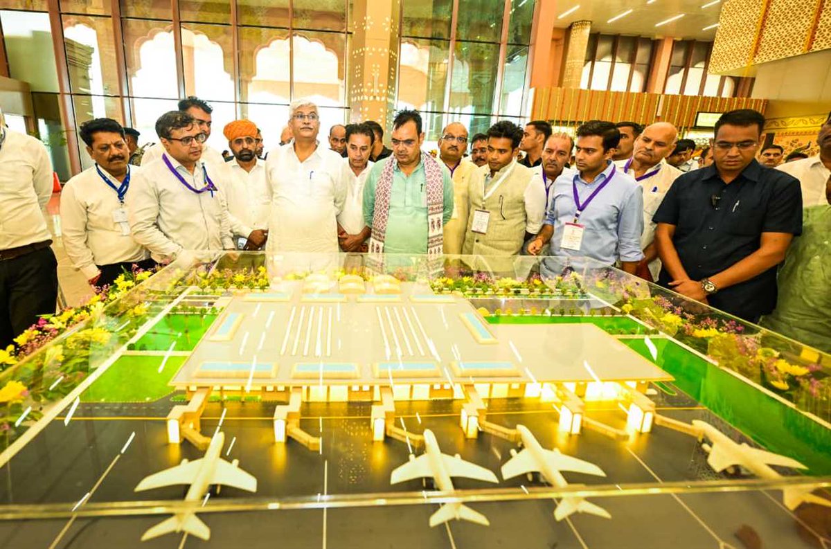 DIPRRajasthan's tweet photo. मुख्यमंत्री का जोधपुर दौरा

मुख्यमंत्री भजनलाल शर्मा ने प्रधानमंत्री नरेन्द्र मोदी की प्रस्तावित जोधपुर यात्रा की तैयारियों का लिया जायजा

नवीन एयरपोर्ट टर्मिनल का किया अवलोकन,लोकार्पण कार्यक्रम की तैयारियों के संबंध में दिए दिशा-निर्देश

राजस्थान की औद्योगिक प्रगति का ग्रोथ इंजन बनेगी एचआरआरएल रिफाइनरी: मुख्यमंत्री

प्रधानमंत्री शनिवार को प्रदेश को देंगेऐतिहासिक सौगातें

जोधपुर में नवीनएयरपोर्ट टर्मिनल का करेंगे लोकार्पण, संशोधित उडान योजना का करेंगे शुभारंभ

https://t.co/MSM3DgFPKO