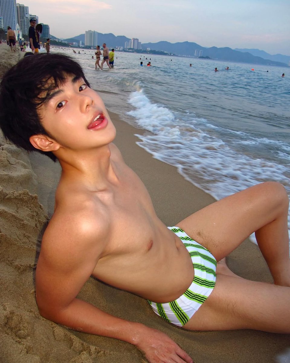 iKateCloud's tweet photo. 海岛沙��偶遇健身体育生
清瘦紧实薄肌，阳光晒出通透肌肤
椰林碧海配少年好身材，夏日限定心动 https://t.co/xo125s3dFu