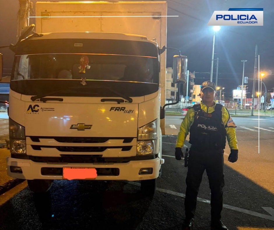 PoliciaEcZona6's tweet photo. 🚨🚛 En el sector Gulag, parroquia Sayausí, #Cuenca, durante un operativo "Checkpoint" se recuperó un camión reportado como robado.

Continuamos fortaleciendo los controles en los ejes viales para combatir los delitos.

#ServirYProtegerConFirmeza #EstrategiaOperacional3D https://t.co/sLakOBaVox