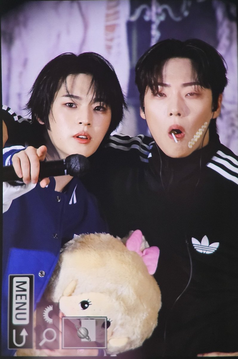 UYUHYO803's tweet photo. 260703 타임스퀘어 공팬 pre
#온앤오프 #ONF https://t.co/85NI0DfJBZ