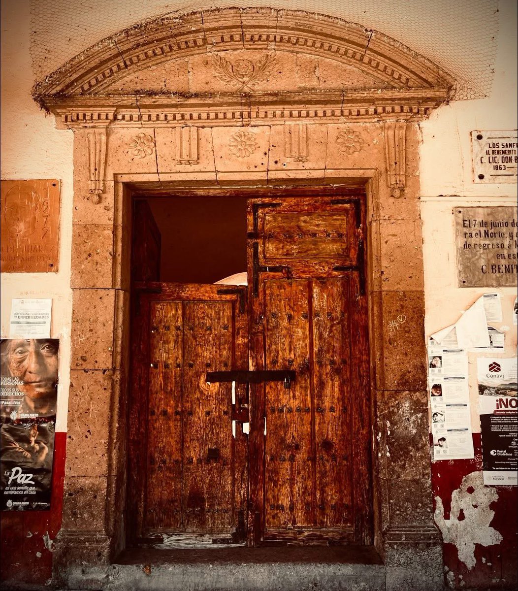 Paco_SilvaRob's tweet photo. En algunas noches, ven llegar carruajes fantasmagóricos a este inmueble. Se dice que son las sombras del paso de Benito Juárez por este pueblo, ya que aquí se hospedó en dos ocasiones y cruzó por estas puertas…

Descubre más eventos misteriosos en la trilogía #EntreLosSiglos 📚 https://t.co/b01SqVZ1Lg