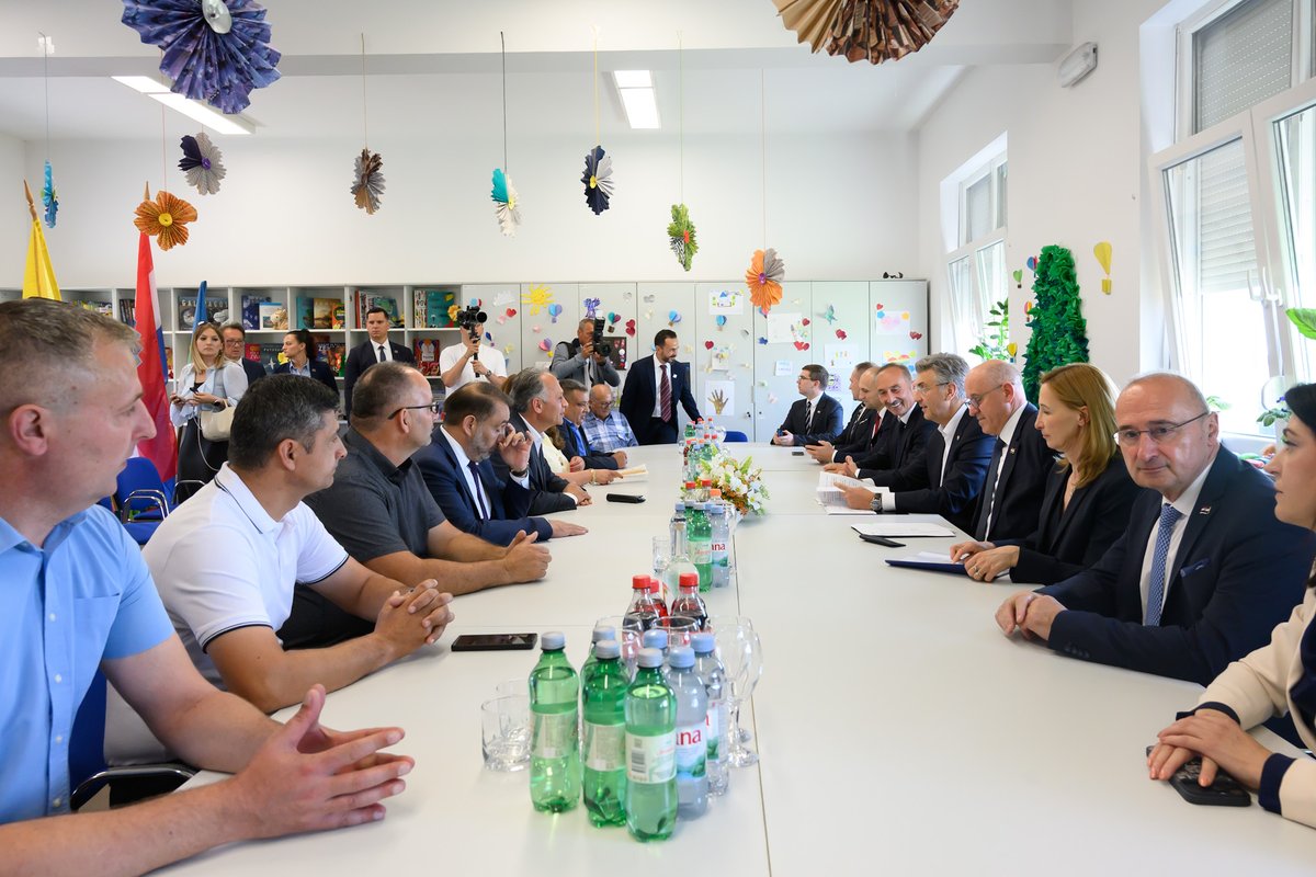 AndrejPlenkovic's tweet photo. Tijekom boravka u Osječko-baranjskoj županiji posjetili smo Dardu u kojoj su realizirana brojna ulaganja s ciljem stvaranja jednakih prilika za sve 🇭🇷 građane ✅ izgradnja 87 kuća, uređenje društvenog doma, dovršetak Kulturnog centra Roma Baranje, dogradnja i opremanje vrtića te podrška stambenom zbrinjavanju.

Rado smo se odazvali pozivu saborskog zastupnika Veljka Kajtazija s kojim ostvarujemo kvalitetnu i partnersku suradnju. Predstavnici nacionalnih manjina već su desetu godinu dio parlamentarne većine i pridonose političkoj stabilnosti Hrvatske.

✅Sustavno unaprjeđujemo položaj pripadnika romske nacionalne manjine u području obrazovanja, stanovanja, zapošljavanja, zdravstvene skrbi i društvene uključenosti.