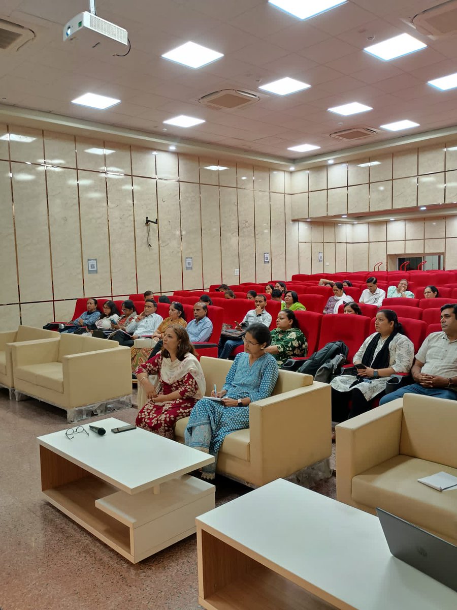 VidyanjaliDelhi's tweet photo. Today, #Vidyanjali Quarterly Review Meeting under chairpersonship of Worthy Director SCERT Dr. Rita Sharma was conducted in which all DIETs &amp; Districts shared their initiatives, best practices and activities. She appreciated the efforts of the team during One-on-one interaction. https://t.co/HyeggrK2L7
