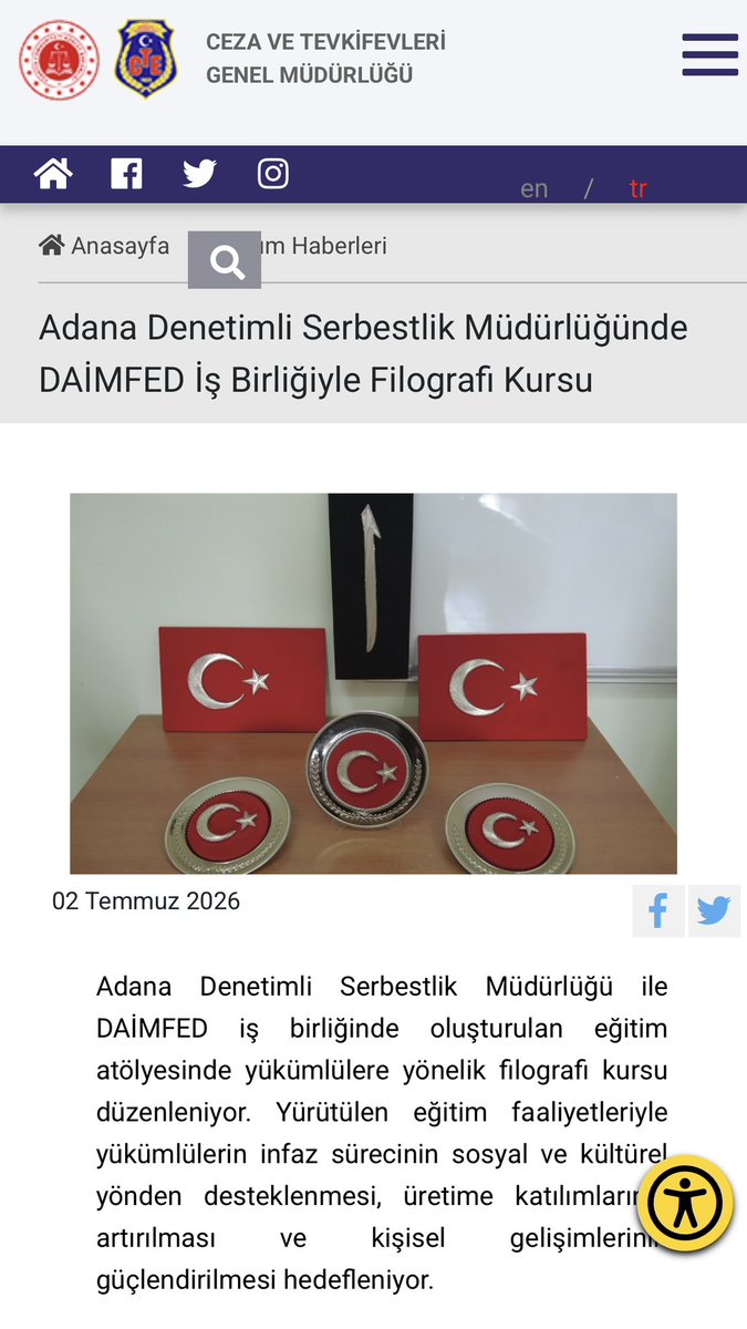 daimfed's tweet photo. 📌 Adana Denetimli Serbestlik Müdürlüğü ile federasyonumuzun iş birliğinde yükümlülere yönelik filografi kursu düzenleniyor. Ceza ve Tevkifevleri Genel Müdürlüğü’nün resmi internet sitesinde yer alan haberde, yükümlülerin sosyal ve kültürel gelişimlerini desteklemeyi amaçlayan bu çalışmanın detayları paylaşıldı.

🔷 Yükümlülerin sosyal ve kültürel gelişimlerinin desteklenmesi, üretime katılımlarının artırılması ve kişisel gelişimlerine katkı sunulması amacıyla gerçekleştirilen eğitimlerde kursiyerler, geleneksel el sanatlarımızdan biri olan filografi alanında çalışmalar yapıyor.

🔷 Ahşap üzerine çivi ve tel kullanılarak hazırlanan eserler sayesinde yükümlüler hem el becerilerini geliştiriyor hem de üretim odaklı bir sürece katılım sağlıyor. Topluma kazandırma odaklı yürütülen bu çalışmaların, yükümlülerin rehabilitasyon süreçlerine katkı sunmasının yanı sıra geleneksel el sanatlarının yaşatılmasına ve toplumsal farkındalığın artırılmasına destek sağlaması hedefleniyor.

✅ DAİMFED olarak, topluma değer katan eğitim ve sosyal sorumluluk projelerine destek vermeyi sürdüreceğiz.

https://t.co/uluB0uVpww

@adalet_bakanlik 
@ctekurumsal