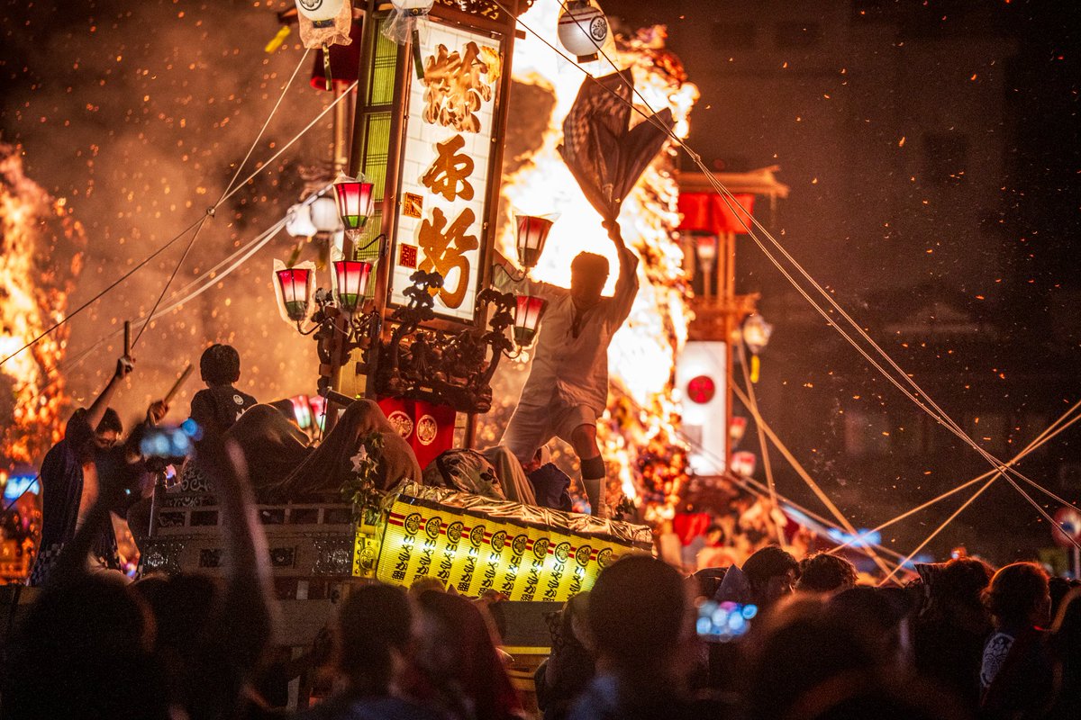 Shio_Koh's tweet photo. 能登町宇出津あばれ祭
熱く美しい夏の到来

何にも負けない奥能登の力強さをこれでもかと感じられた

こんな勇壮な熱狂がありながら、明日の深夜が本番ってマジですか… 
#能登  #あばれ祭  #キリコ https://t.co/CBrMoufjBI