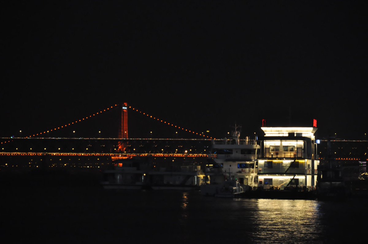 alk1l0's tweet photo. 中国の夜景が流れてきたので私も語らせてください！
上海重慶は言わずもがななんですけど、この前行った武漢もめっちゃよかった🌠つくづく自分は夜景×海とか川の景色が好きなんだなーと思う😮‍💨 https://t.co/HeP4OWL5dB