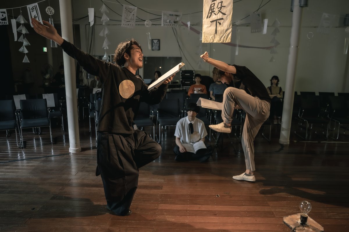 Hmp_theater's tweet photo. エイチエムピー・シアターカンパニー  松本雄吉 勝手に没後10年企画 リーディング公演『KANIDENKA』、ウミ組の初日でした🦀 
たくさんの方にご来場いただき、ありがとうございました～！

明日もご来場をお待ちしております💫

詳細：https://t.co/1Mgk8Pva3X 
撮影：井上嘉和  

#hmpカニ https://t.co/XoxW78MF0F