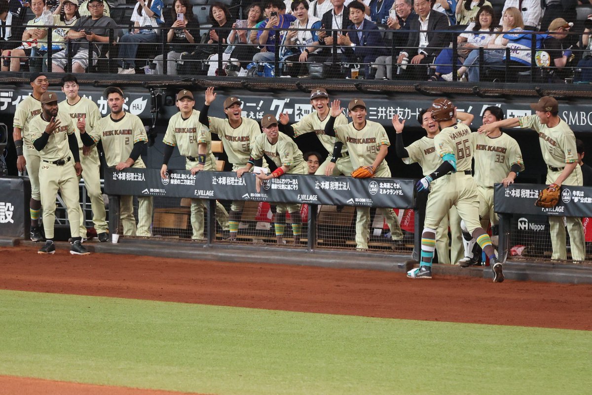 hallostapla's tweet photo. 野球界の歴史に残る先頭打者のジェッシーから水野、レイエス、マンチューの4人連続ホームラン。
こんな試合を球場で観戦できたなんて乃木坂というよりやんちゃんに大感謝‼️
#lovefighters https://t.co/d7yAVtyIcA