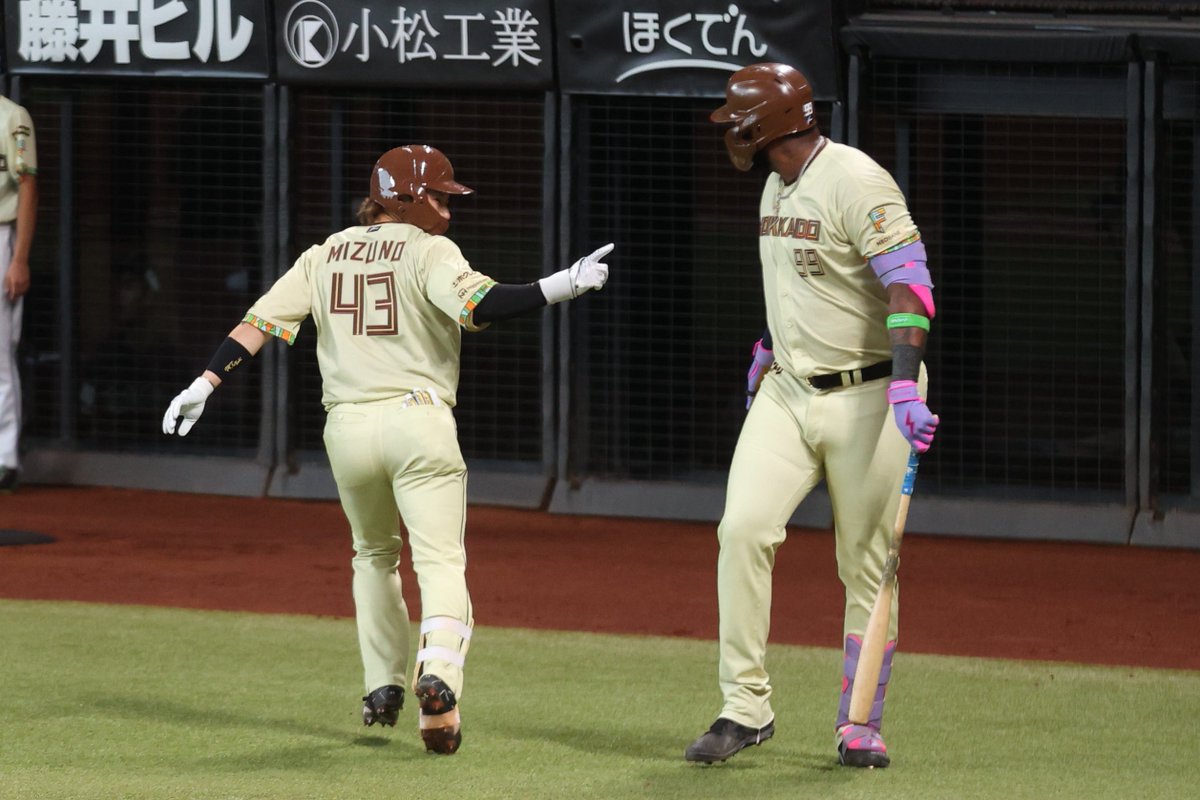 hallostapla's tweet photo. 野球界の歴史に残る先頭打者のジェッシーから水野、レイエス、マンチューの4人連続ホームラン。
こんな試合を球場で観戦できたなんて乃木坂というよりやんちゃんに大感謝‼️
#lovefighters https://t.co/d7yAVtyIcA