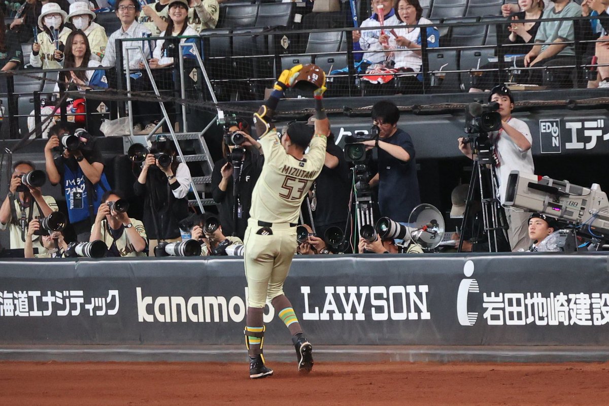 hallostapla's tweet photo. 野球界の歴史に残る先頭打者のジェッシーから水野、レイエス、マンチューの4人連続ホームラン。
こんな試合を球場で観戦できたなんて乃木坂というよりやんちゃんに大感謝‼️
#lovefighters https://t.co/d7yAVtyIcA