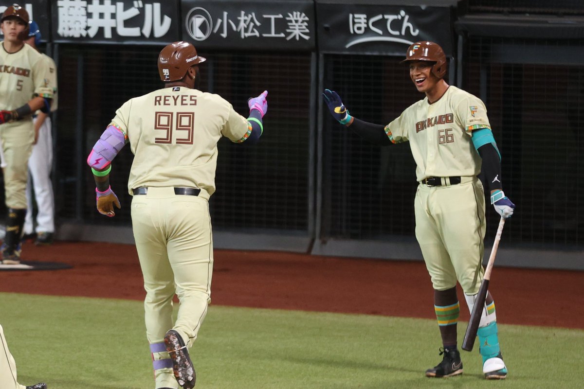 hallostapla's tweet photo. 野球界の歴史に残る先頭打者のジェッシーから水野、レイエス、マンチューの4人連続ホームラン。
こんな試合を球場で観戦できたなんて乃木坂というよりやんちゃんに大感謝‼️
#lovefighters https://t.co/d7yAVtyIcA