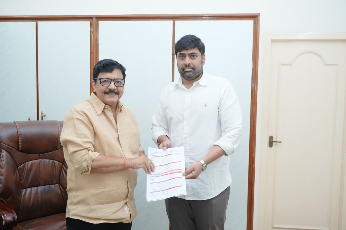 S_UdayaBhanu03's tweet photo. @JanasenaParty నిర్మాణ సారథుల సమాచార సేకరణ కార్యక్రమంలో భాగంగా జగ్గయ్యపేట నియోజకవర్గ జనసేన యువనాయకులు సామినేని వెంకటకృష్ణ ప్రసాద్ VIj లోని మంత్రివర్యులు @kanduladurgesh వారి కార్యాలయంలో మర్యాదపూర్వకంగా కలిసి, జనసేన నిర్మాణ సారథుల కార్యక్రమానికి అభ్యర్థనను సమర్పించారు.#TeamSuB https://t.co/idpt8SuQOn