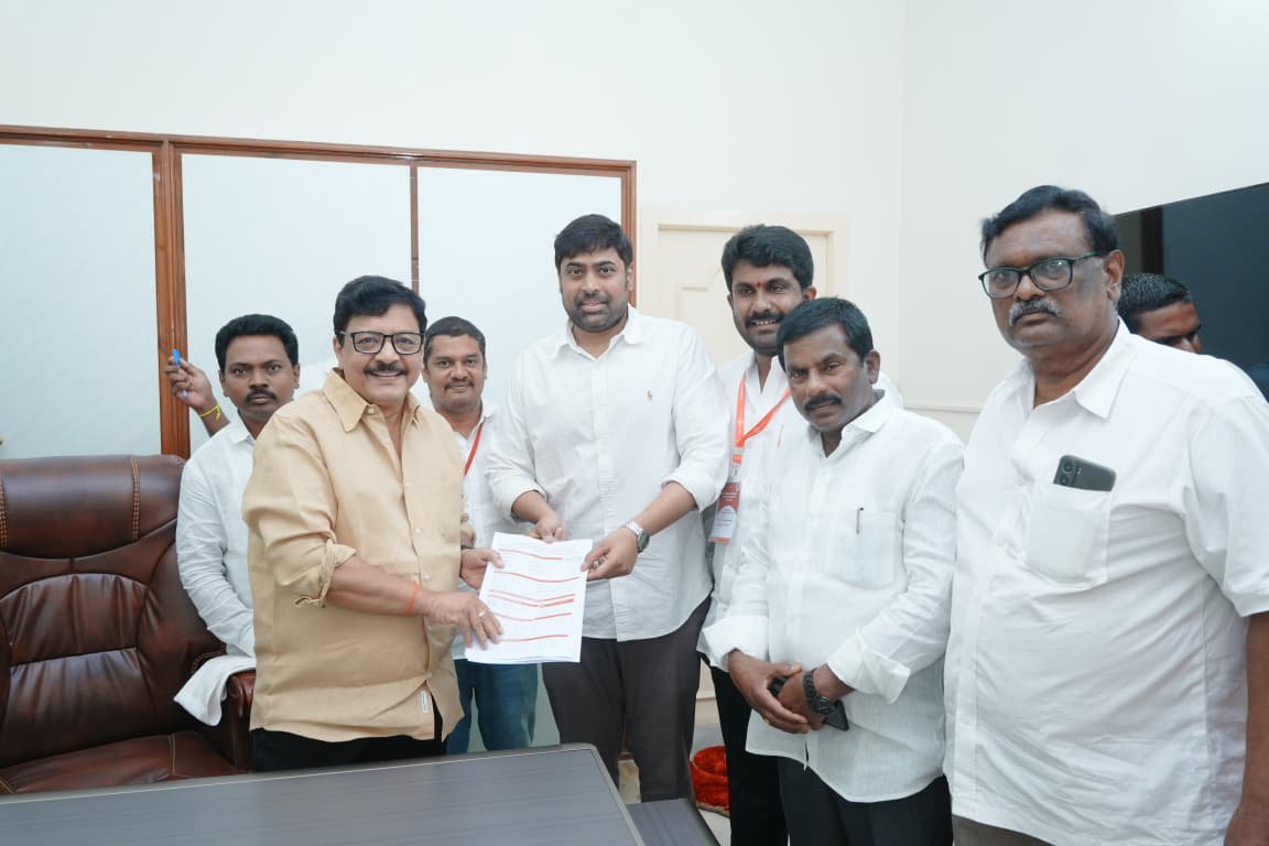 S_UdayaBhanu03's tweet photo. @JanasenaParty నిర్మాణ సారథుల సమాచార సేకరణ కార్యక్రమంలో భాగంగా జగ్గయ్యపేట నియోజకవర్గ జనసేన యువనాయకులు సామినేని వెంకటకృష్ణ ప్రసాద్ VIj లోని మంత్రివర్యులు @kanduladurgesh వారి కార్యాలయంలో మర్యాదపూర్వకంగా కలిసి, జనసేన నిర్మాణ సారథుల కార్యక్రమానికి అభ్యర్థనను సమర్పించారు.#TeamSuB https://t.co/idpt8SuQOn