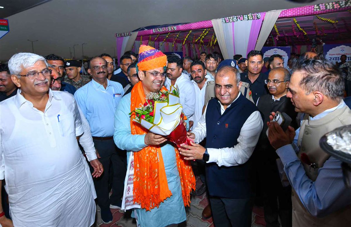 DIPRRajasthan's tweet photo. मुख्यमंत्री का बालोतरा दौरा

मुख्यमंत्री भजनलाल शर्मा ने पचपदरा के मंडापुरा में एचपीसीएल के

नए फ्लैगशिप रिटेल आउटलेट का किया उद्घाटन

मुख्यमंत्री ने पौधारोपण कर पर्यावरण संरक्षण का दिया संदेश,

प्रदेश में सभी एचपीसीएल आउटलेट्स पर लगाए गए 10 हजार पौधे

रिफाइनरी से बदलेगी राजस्थान की तस्वीर और तकदीर: मुख्यमंत्री

https://t.co/8WKyN84qO3