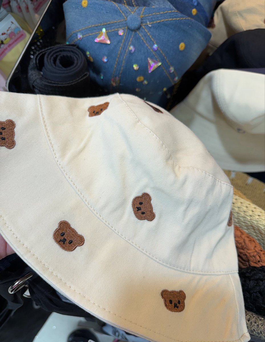 anohaena's tweet photo. Girl who sees a bear, the sun, a sunflower or Shinchan: This is Haechan https://t.co/r7Lgr8biEd