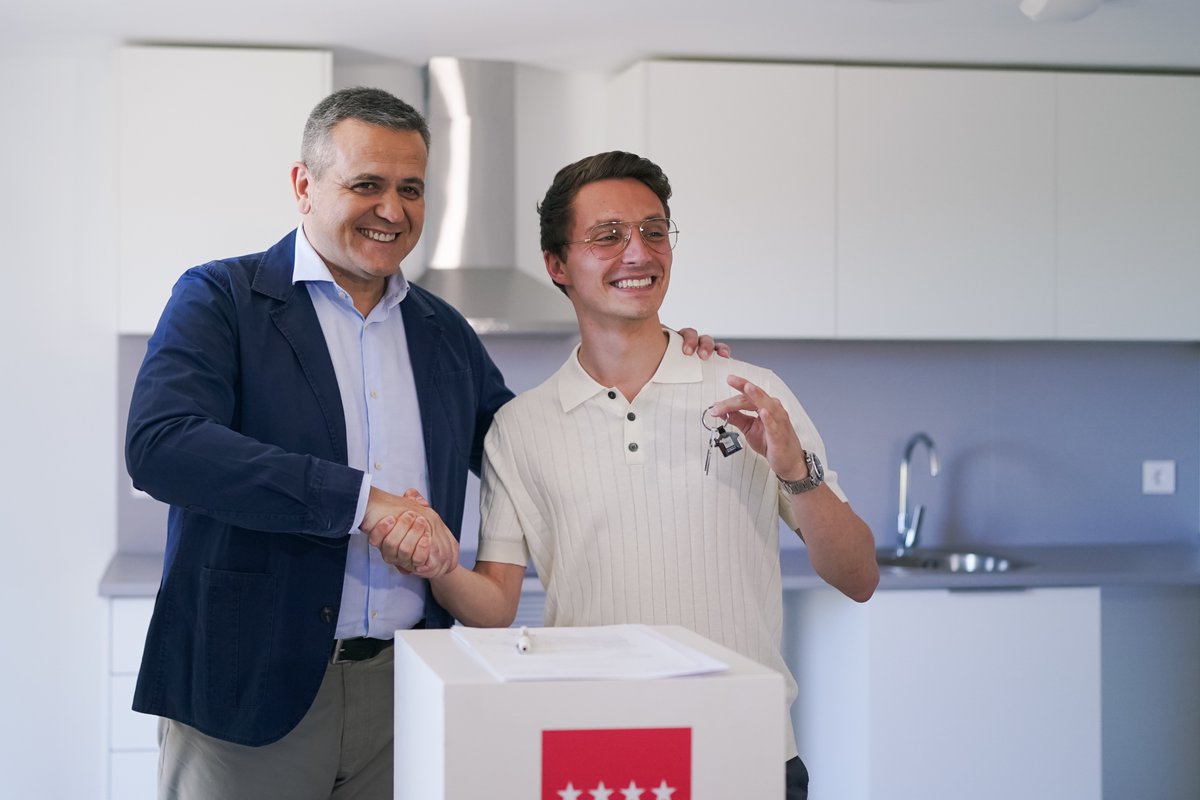 viviendaCMadrid's tweet photo. 🏠 La @ComunidadMadrid alcanza las 473 viviendas finalizadas del #PlanVIVE en #ColmenarViejo con la entrega de otras 110.

➡️ El consejero @jorgerodrigodo ha visitado junto a algunos inquilinos una de las nuevas promociones.

+Info: https://t.co/JP1YZeTPBw https://t.co/LlQfl6Z2YW