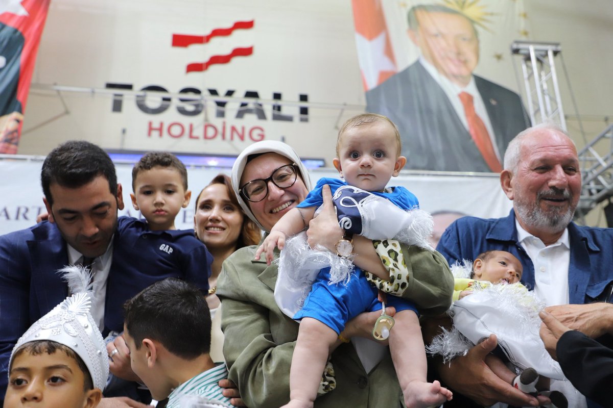 belginuygur10's tweet photo. 📍Osmaniye

AK Parti Osmaniye İl Başkanlığımız tarafından düzenlenen 3. Geleneksel Sünnet Şöleni’ne katıldık.

Evlatlarımızın bu anlamlı gününde sevinçlerini paylaştık, onların mutluluğuna ortak olduk.

Sünnet olan tüm evlatlarımıza sağlık, afiyet ve hayırlı bir ömür diliyor; yüzlerinden tebessümün, hanelerinden huzurun eksik olmamasını Rabbimden niyaz ediyorum.

Bu güzel organizasyona katkı sunan tüm hayırseverlerimizden ve emeği geçen herkesten Allah razı olsun.