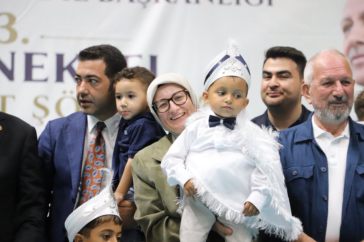 belginuygur10's tweet photo. 📍Osmaniye

AK Parti Osmaniye İl Başkanlığımız tarafından düzenlenen 3. Geleneksel Sünnet Şöleni’ne katıldık.

Evlatlarımızın bu anlamlı gününde sevinçlerini paylaştık, onların mutluluğuna ortak olduk.

Sünnet olan tüm evlatlarımıza sağlık, afiyet ve hayırlı bir ömür diliyor; yüzlerinden tebessümün, hanelerinden huzurun eksik olmamasını Rabbimden niyaz ediyorum.

Bu güzel organizasyona katkı sunan tüm hayırseverlerimizden ve emeği geçen herkesten Allah razı olsun.