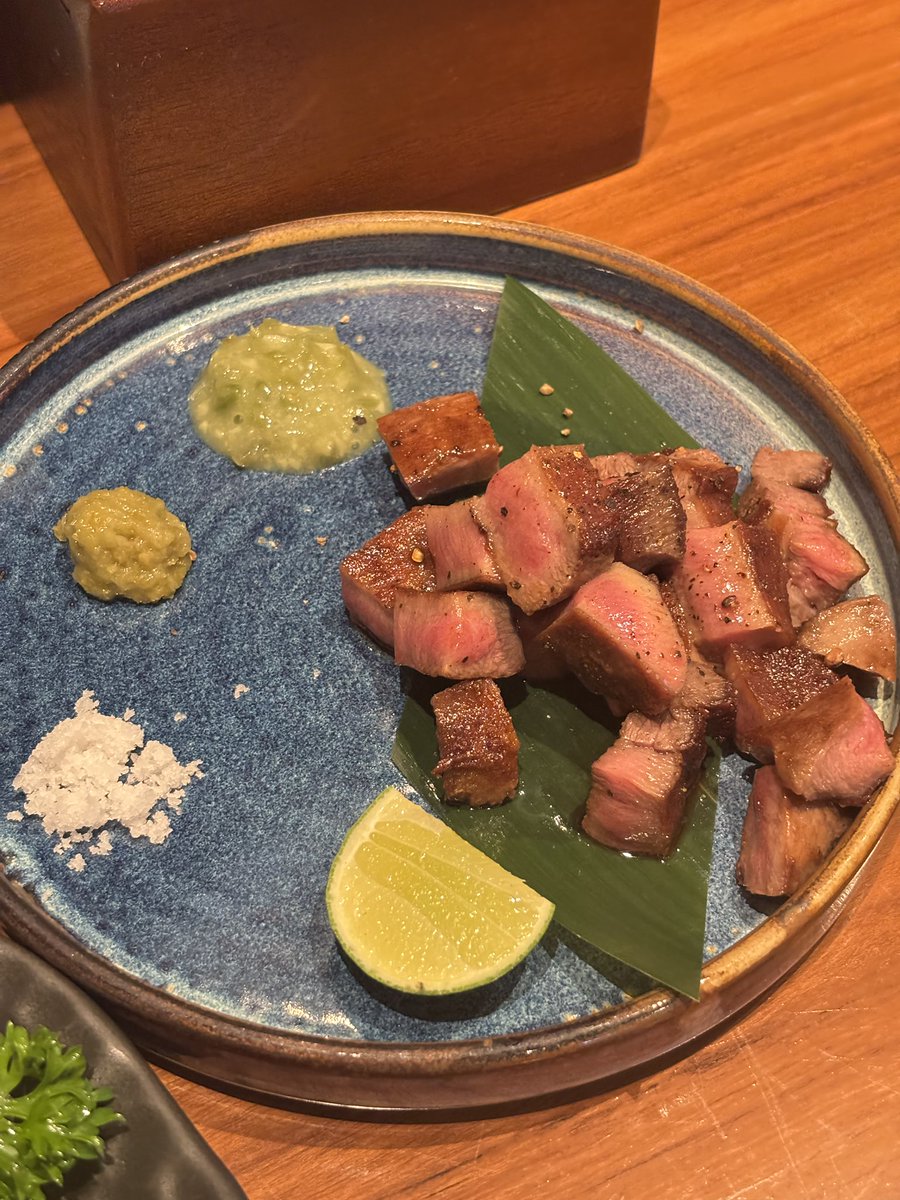 viewwrs's tweet photo. Fc ลิ่นวัวมากกก ชอบความกรุบๆนี้

- กรุงเทพชอบกินร้านท่านขุน (สามย่าน) มีน้ำจิ้นหลายแบบให้ลอง

-เชียงใหม่ชอบของร้าน KUSA มากกก จำได้ว่ากินกะแฟนแล้วตาโต ลิ้นวัวเด้งสู้ฟัน อันที่เราเจอไม่เหนียวเลย กินเปล่าๆก็อร่อย

🙌🏻ใครมีร้านลิ้นวัวแนะนำได้นะคะ ชอบมากก อยากกินมหาสารแต่จองไม่เคยได้เลยอะ ยากเกิน