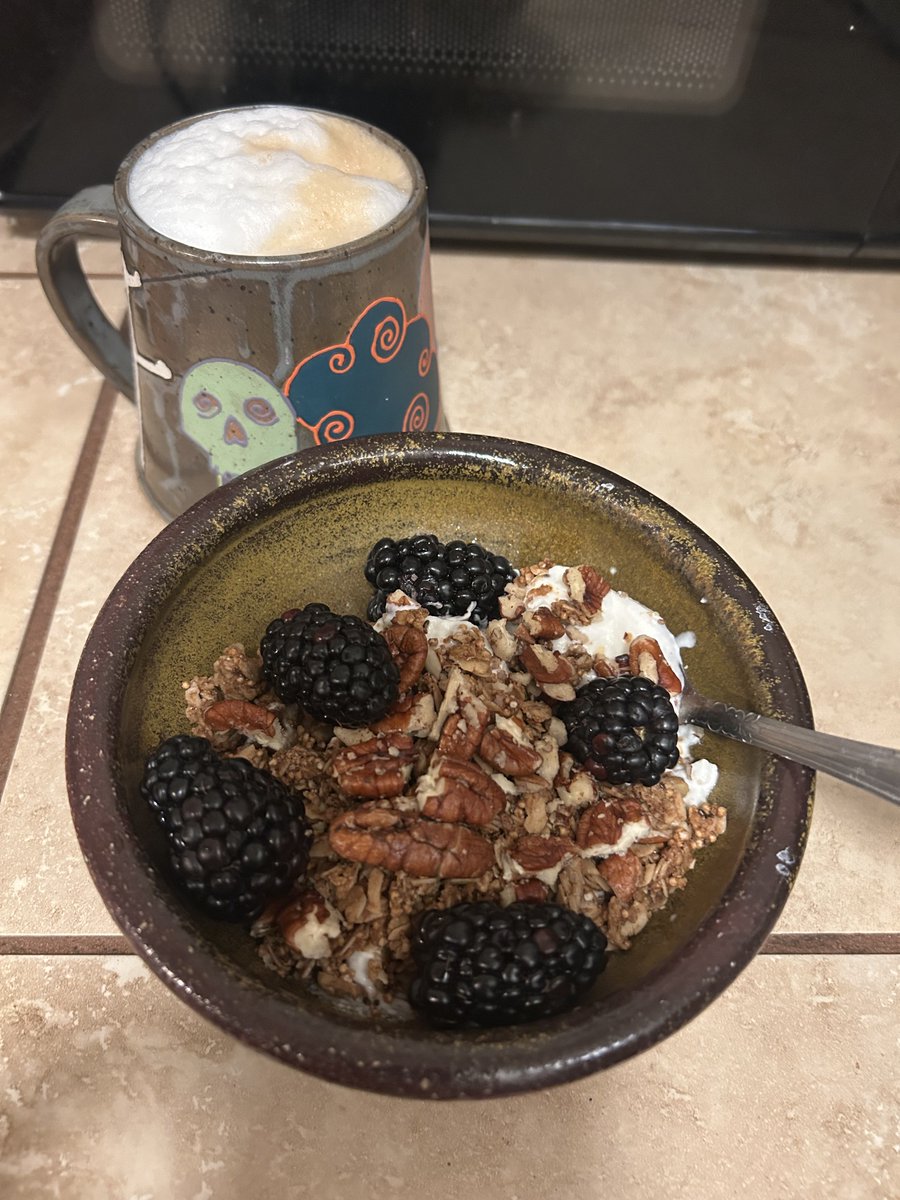 groupie68's tweet photo. Breakfast! Pottery made by me!😋😋😋 thank you God for another day❣️☮️❤️🙏🏻 https://t.co/wk0WDhsMBp